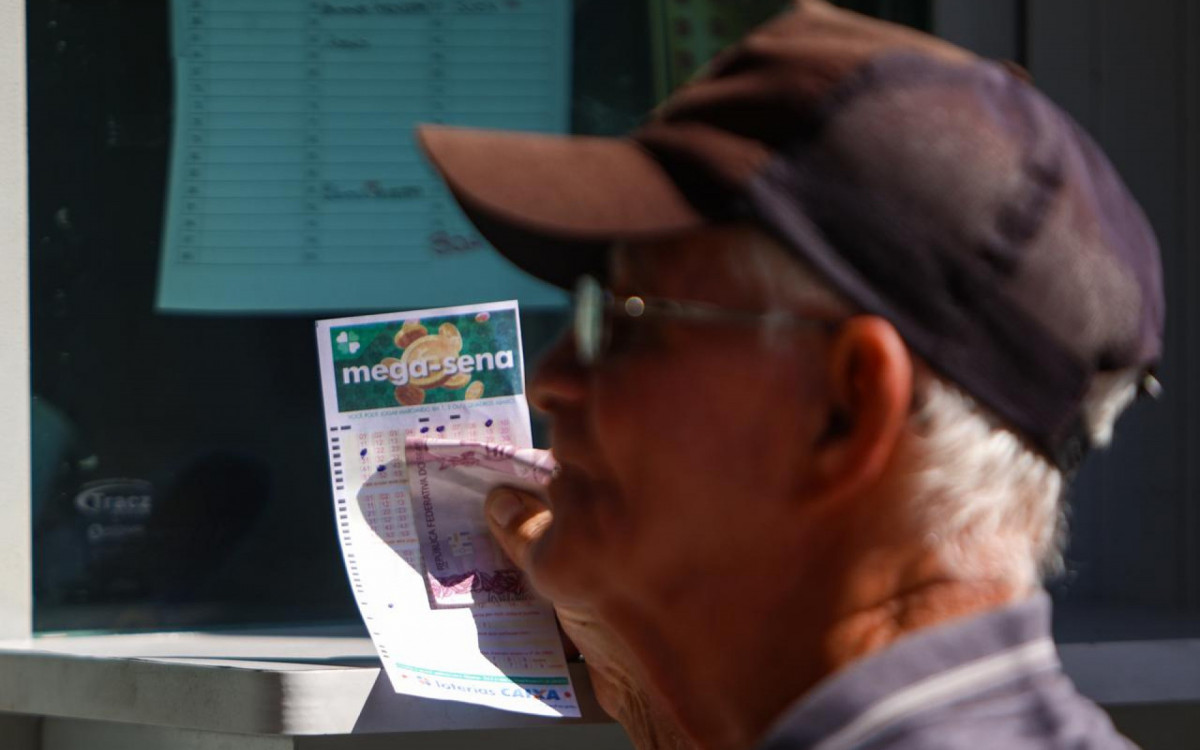 Clientes formam fila em lotérica de Rocha Miranda onde saiu prêmiop de R$ 131 milhões da Mega
