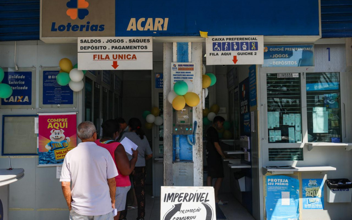 Clientes formam fila em lotérica de Rocha Miranda onde saiu prêmiop de R$ 131 milhões da Mega