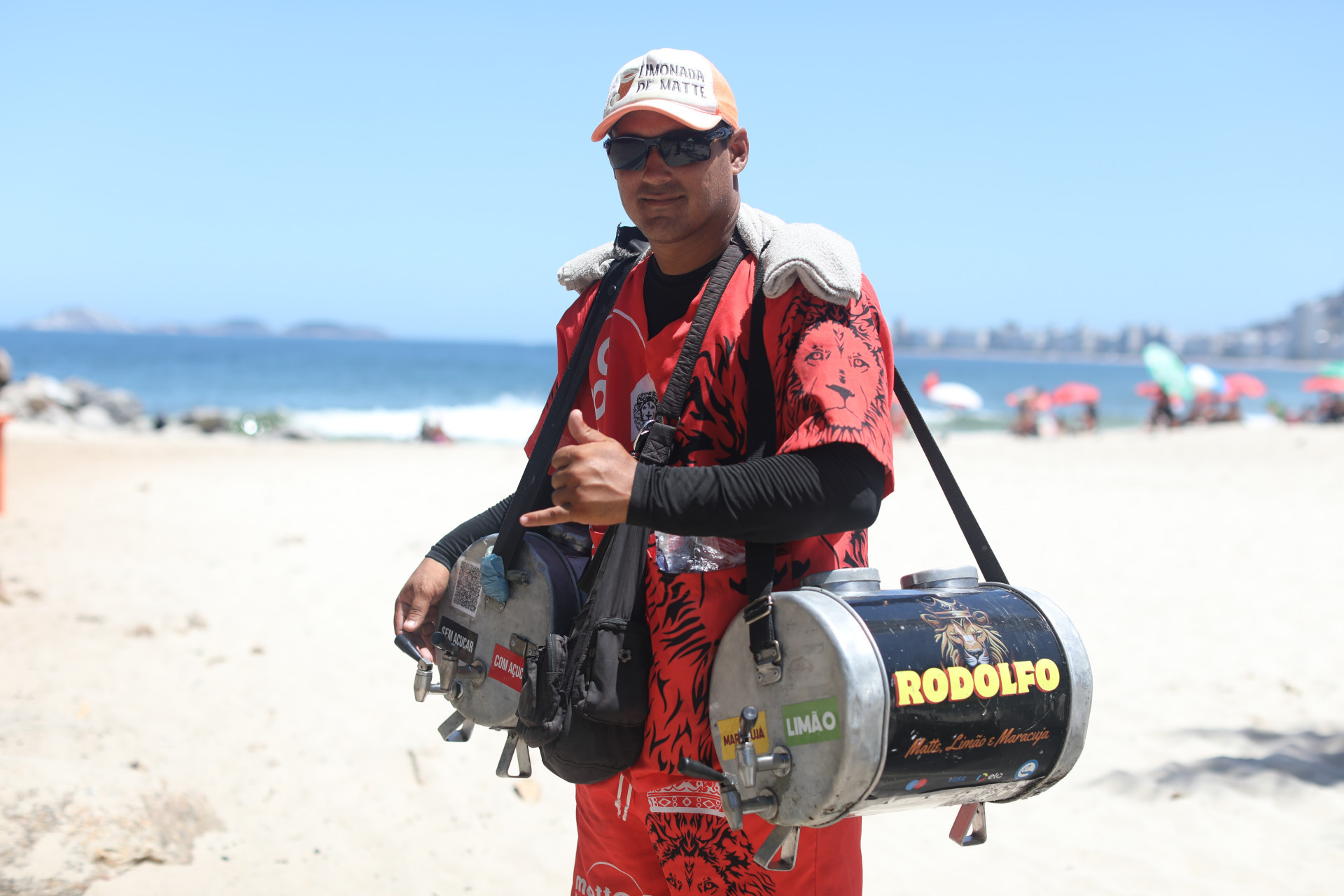 O vendedor Rodolfo Passos n&atilde;o deixa a praia de jeito nenhum - Pedro Teixeira/ Ag&ecirc;ncia O Dia