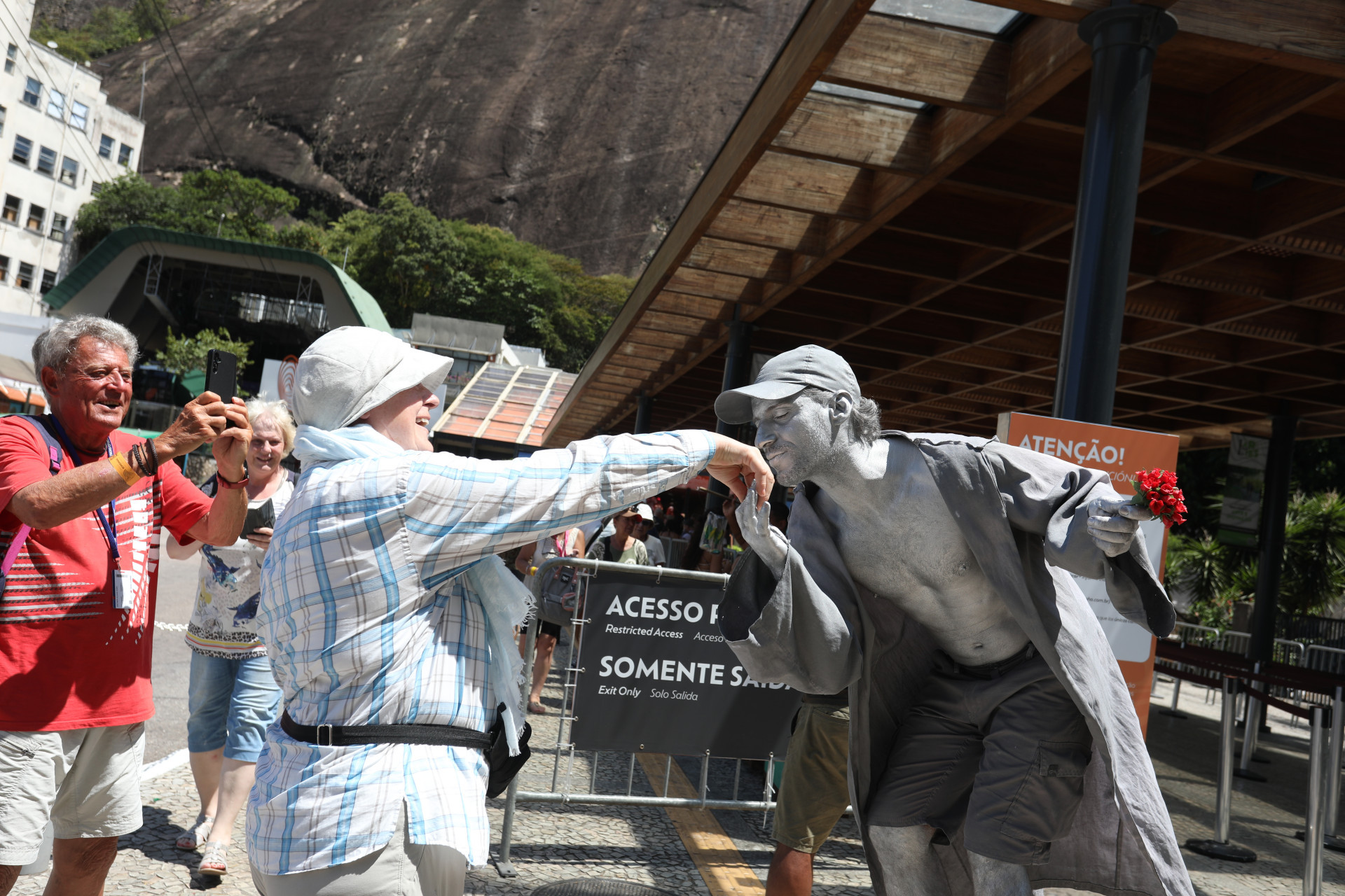 A est&aacute;tua viva Maxymilhan Showcair encantava turistas de todos os lugares - Pedro Teixeira/ Ag&ecirc;ncia O Dia