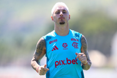 Varela quer renovar com o Flamengo e não entende o Vasco: 'Aquele campo muda tudo'