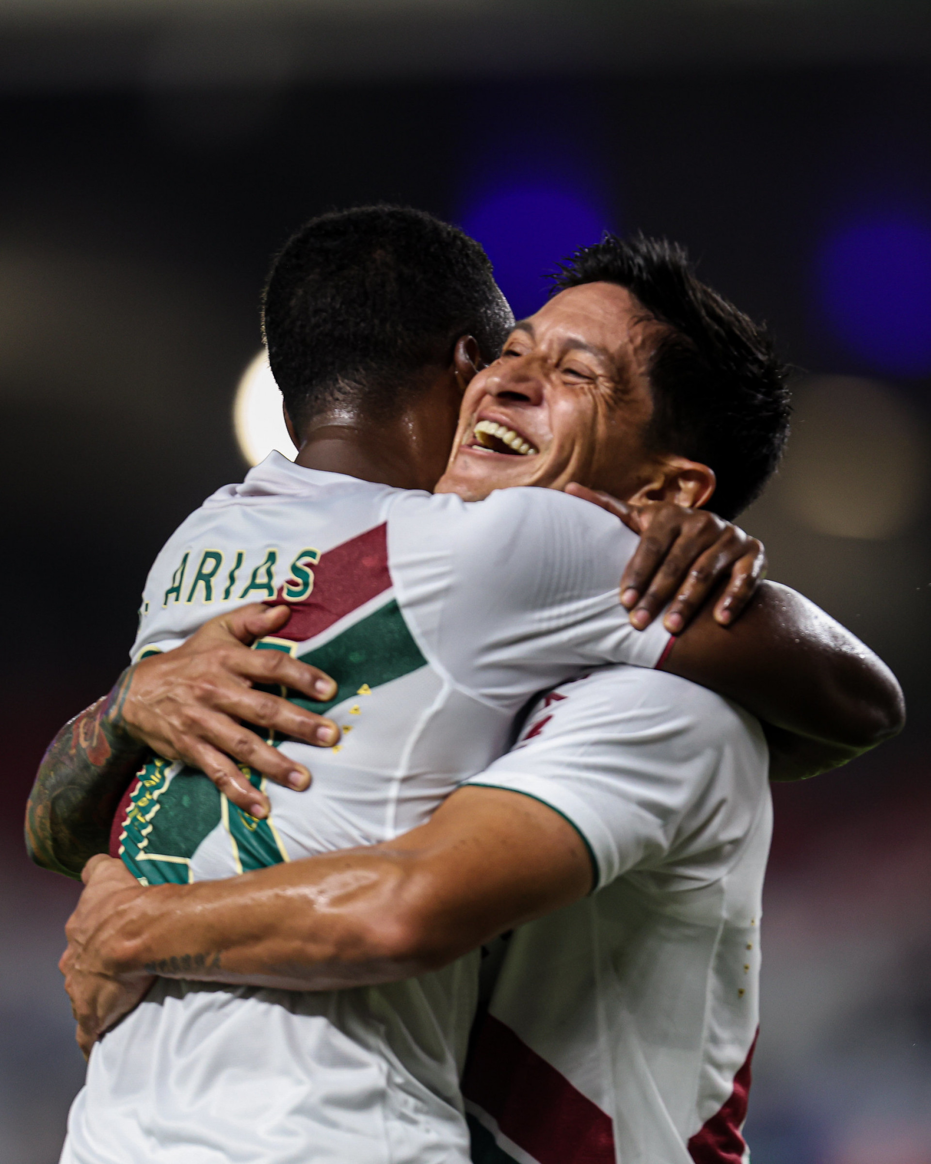 Arias e Cano se abraçam em Águia de Marabá x Fluminense - Marcelo Gonçalves/Fluminense FC