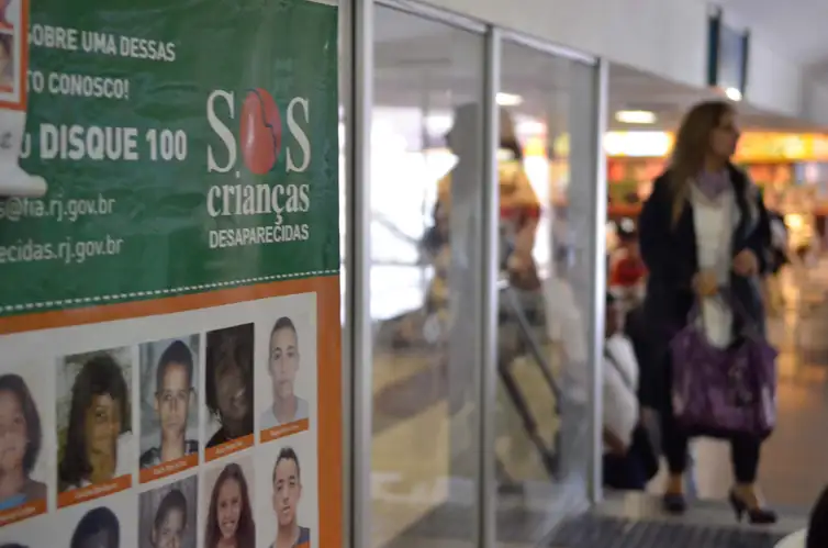 O Programa SOS Crianças Desaparecidas, realiza, na Rodoviária Novo Rio, uma ação para despertar a atenção de pais e responsáveis para a cultura de identificação das crianças em viagens
