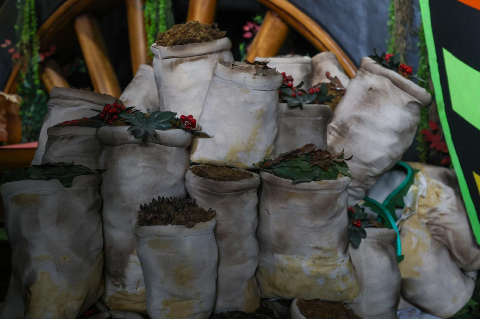 Detalhe de alegoria da Porto da Pedra, no barracão - Renan Areias / Agência O Dia