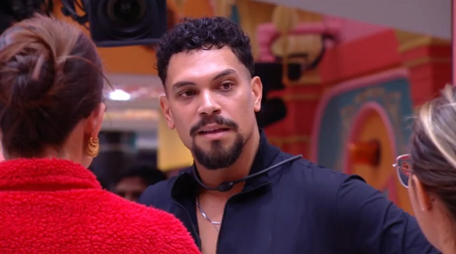 Vinícius aperta o botão misterioso e vai para o quarto desafio - Reprodução Globoplay