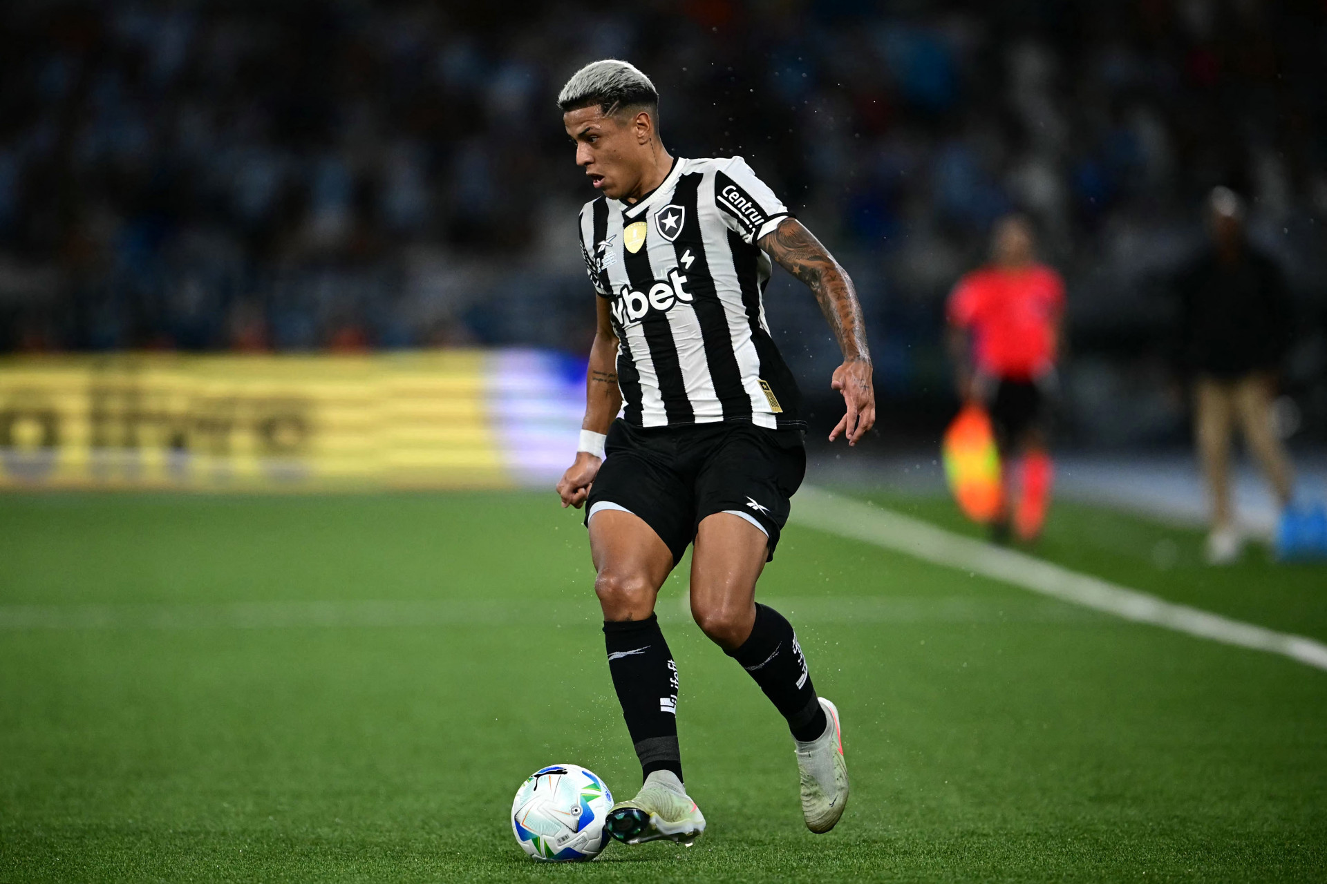 Botafogo e Racing se enfrentaram no Nilton Santos - AFP