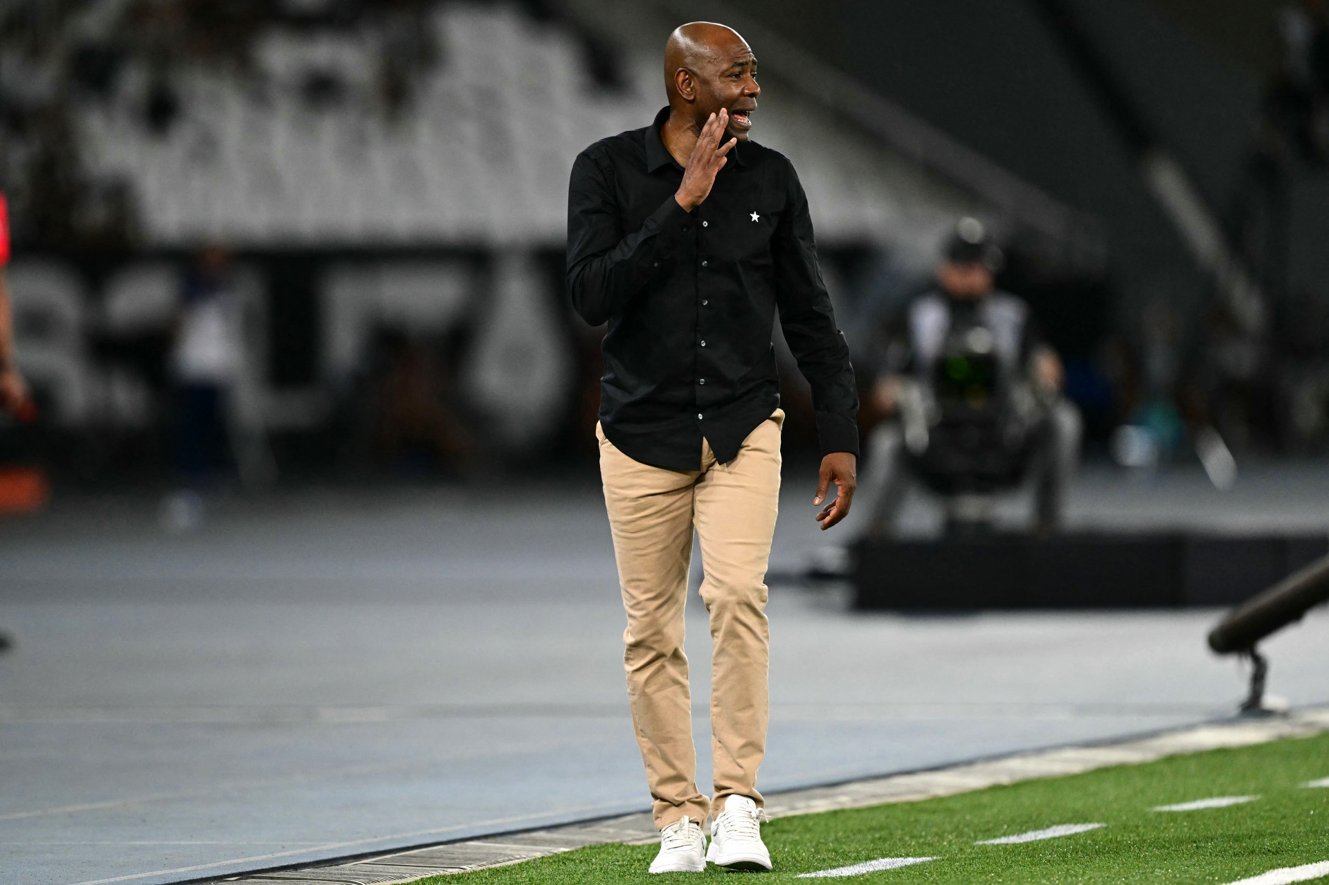 Cl&aacute;udio Ca&ccedil;apa dando orienta&ccedil;&otilde;es ao Botafogo; ele dar&aacute; lugar a Renato Paiva - AFP