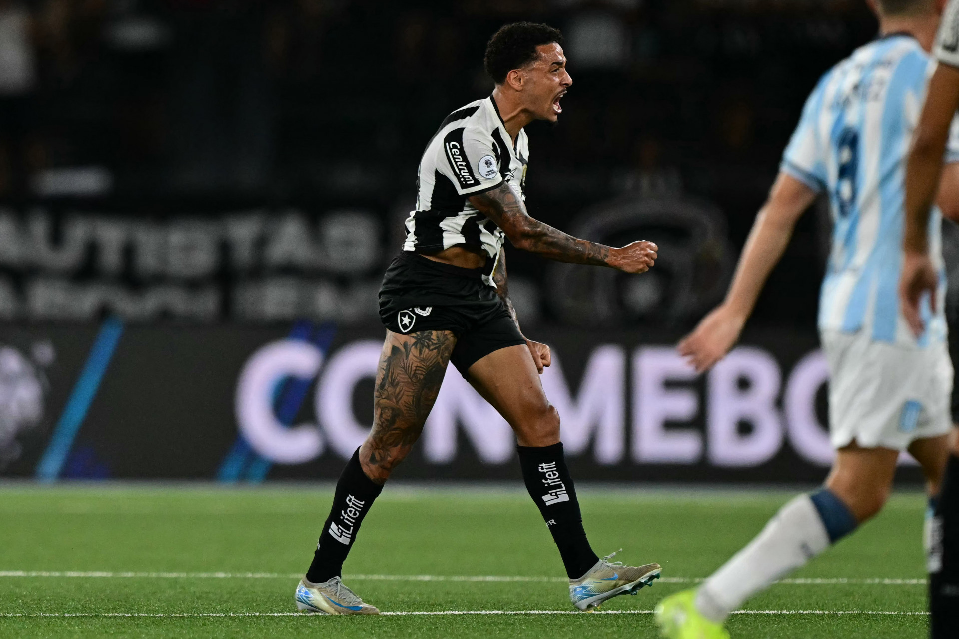 Botafogo e Racing se enfrentaram no Nilton Santos - AFP