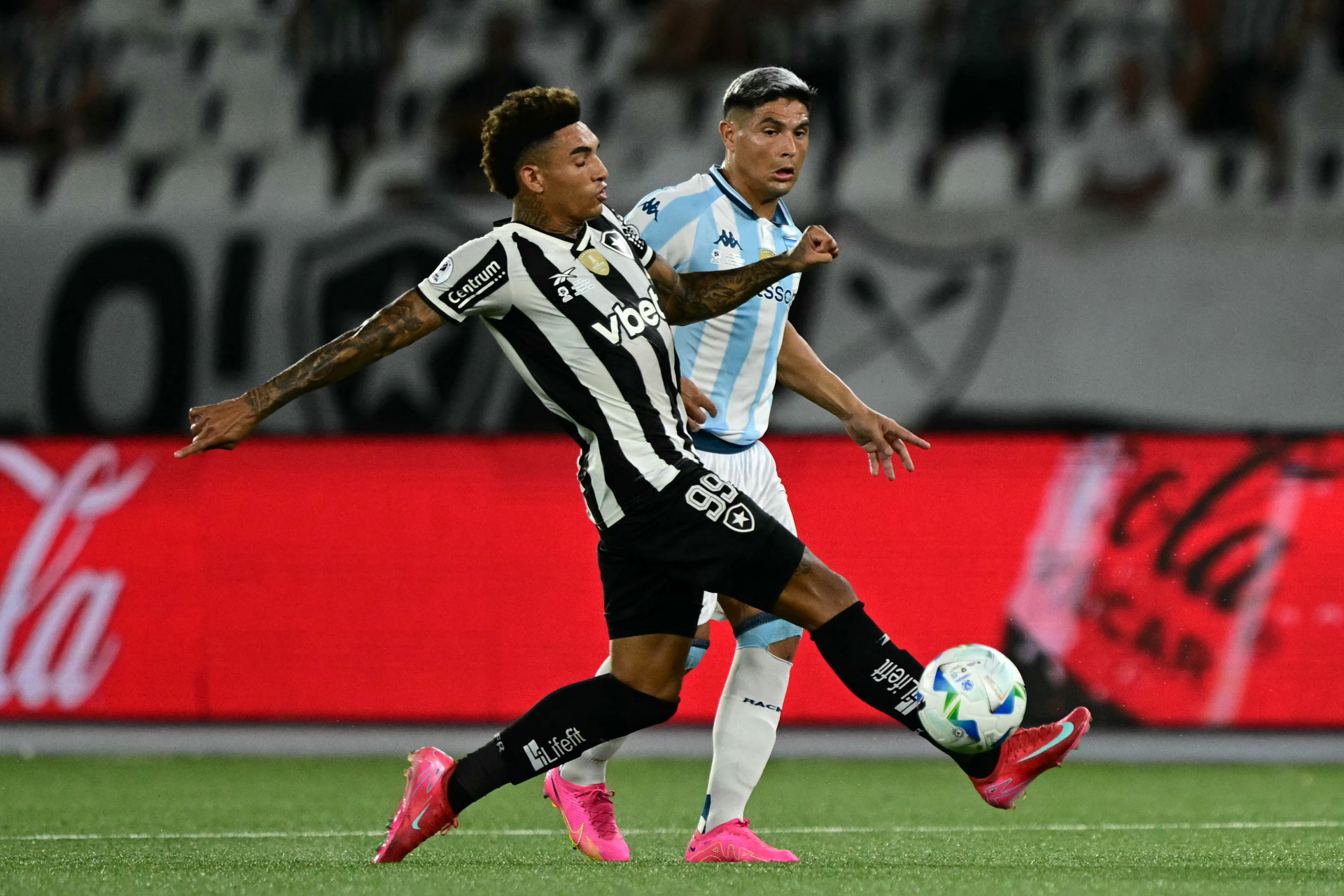 Botafogo e Racing se enfrentaram no Nilton Santos - AFP