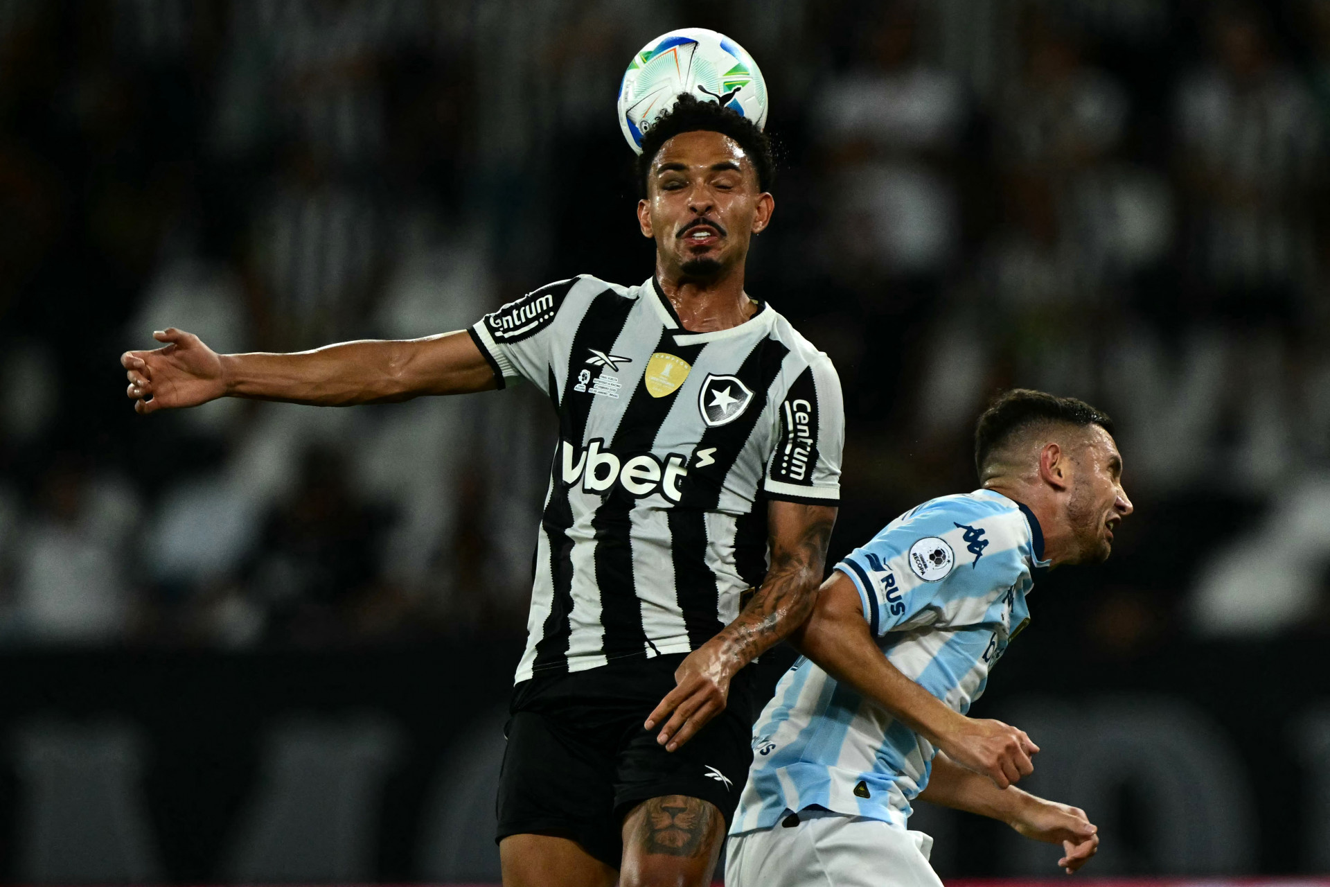 Botafogo e Racing se enfrentaram no Nilton Santos - AFP