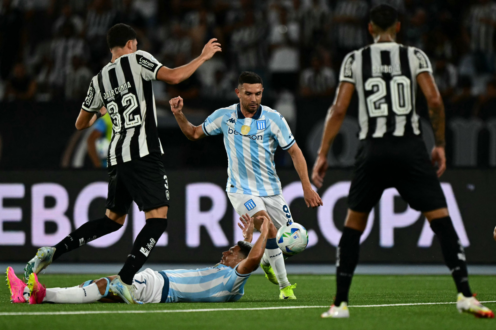 Botafogo e Racing se enfrentaram no Nilton Santos - AFP