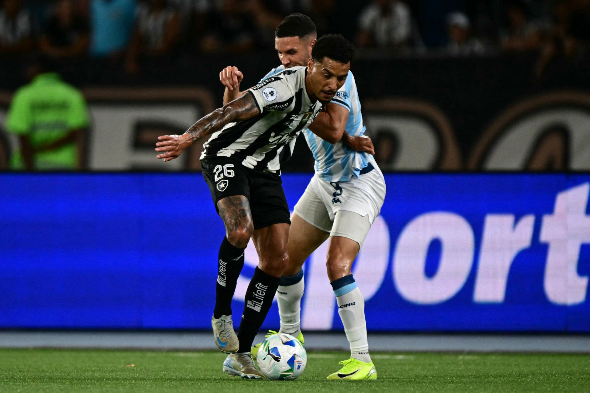 Botafogo e Racing se enfrentaram no Nilton Santos - AFP