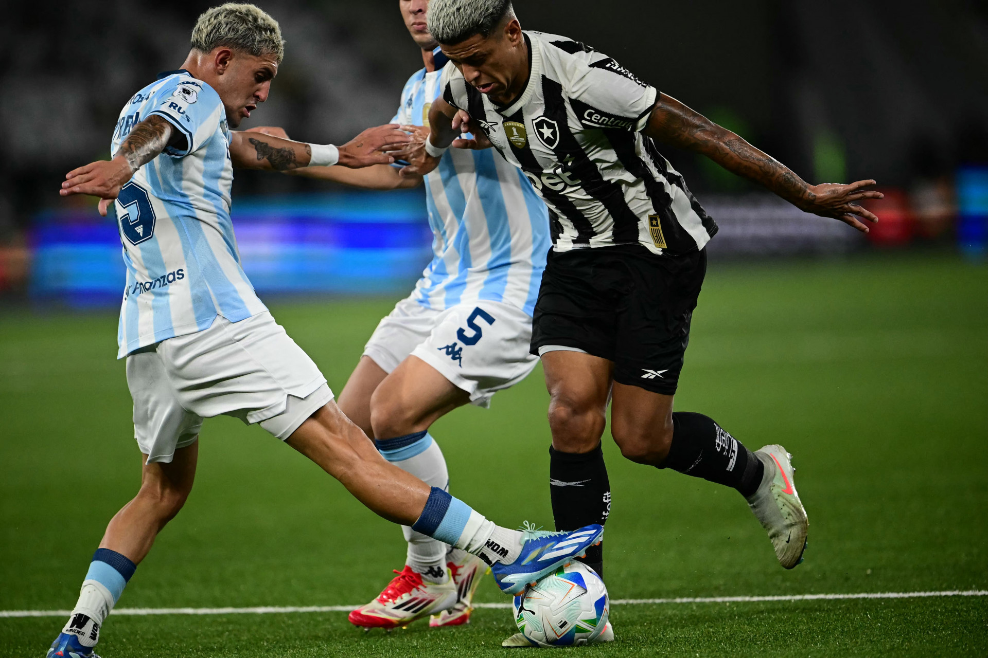 Botafogo e Racing se enfrentaram no Nilton Santos - AFP