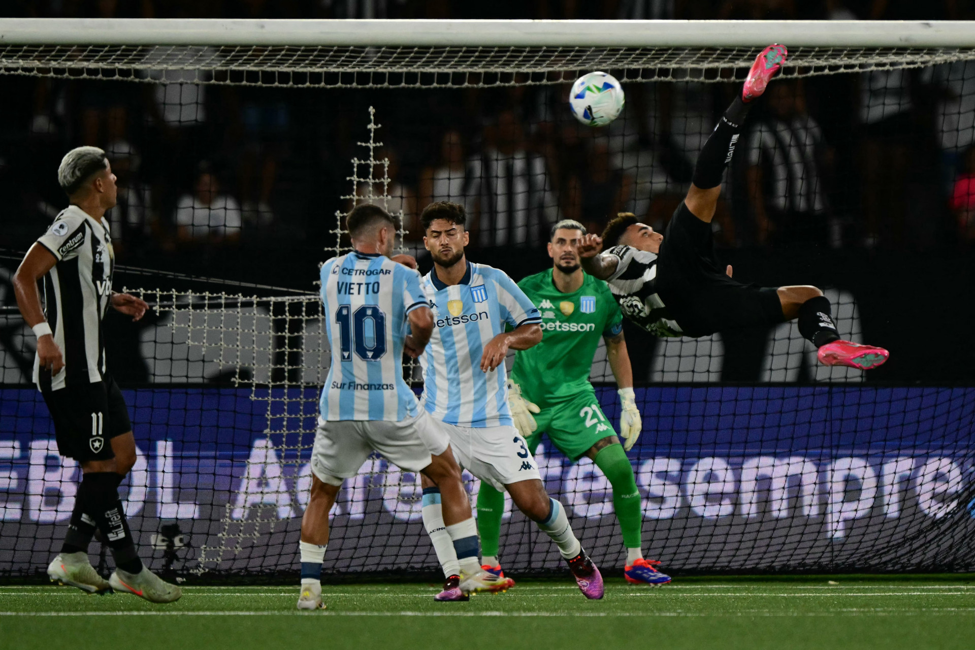 Igor Jesus ensaia uma bicicleta no Nilton Santos - AFP