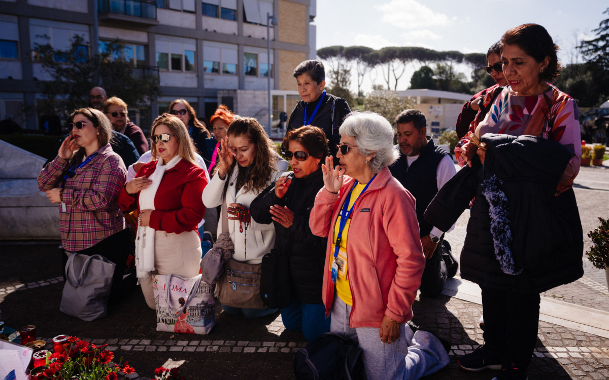 Fiéis rezam pela recuperação do Papa Francisco - AFP