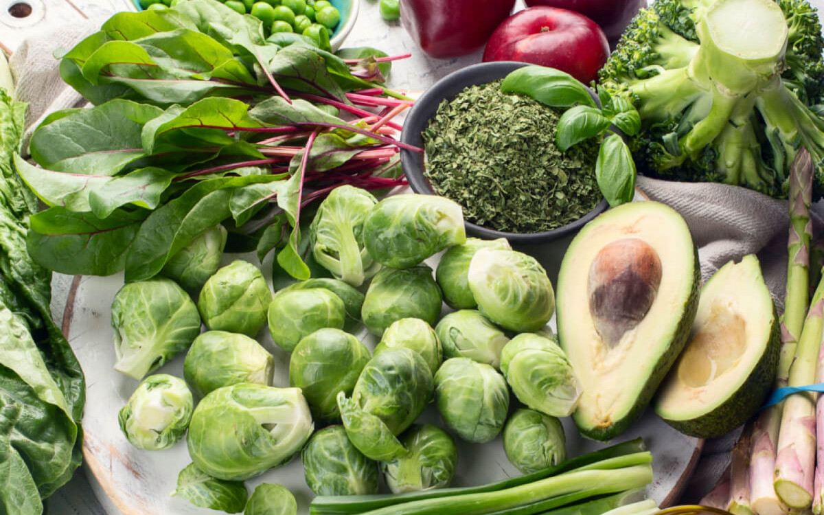 Alimentos ricos em vitamina K ajudam a proteger o fígado (Imagem: Tatjana Baibakova | Shutterstock)