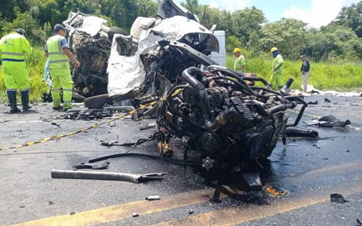 Motor de van foi completamente arrancado de ve&iacute;culo ap&oacute;s acidente no Paran&aacute; - Divulga&ccedil;&atilde;o
