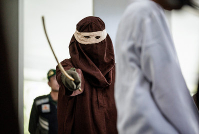 Dois homens são açoitados em público na Indonésia por relação homossexual