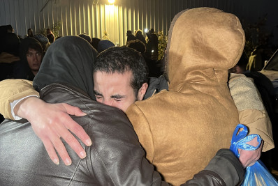 Israel liberta centenas de palestinos enquanto o Hamas entrega corpos de quatro reféns