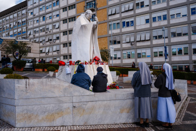 Fiéis rezam pela saúde do Papa Francisco em frente ao hospital Gemelli