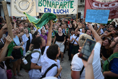 Trabalhadores da saúde pública protestam na Argentina contra cortes de Milei