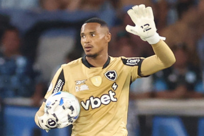 Botafogo encaminha renovação com o goleiro John até 2028