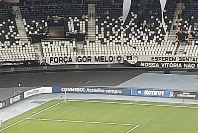 Torcida do Botafogo estende faixa em homenagem a influenciador baleado no Rio