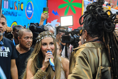 Claudia Leitte é recebida com vaias  no trio de Carlinhos Brown