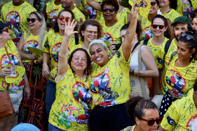 Bloco Loucos pela Vida desfila sua alegria em São Domingos