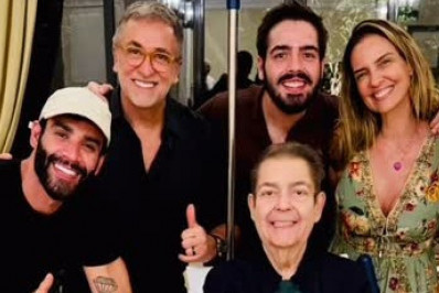 De cadeira de rodas e pé enfaixado, Faustão recebe Gusttavo Lima e amigos em jantar 