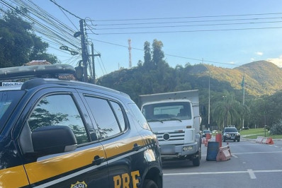 PRF flagra caminhão com placa clonada em Três Rios