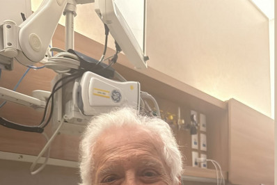 Mulher de Carlos Alberto de Nóbrega publica foto do apresentador no hospital: 'Está ótimo' 