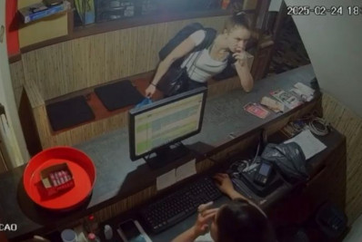 Vídeo: jornalista é vista deixando hostel e reforça hipótese de desaparecimento voluntário