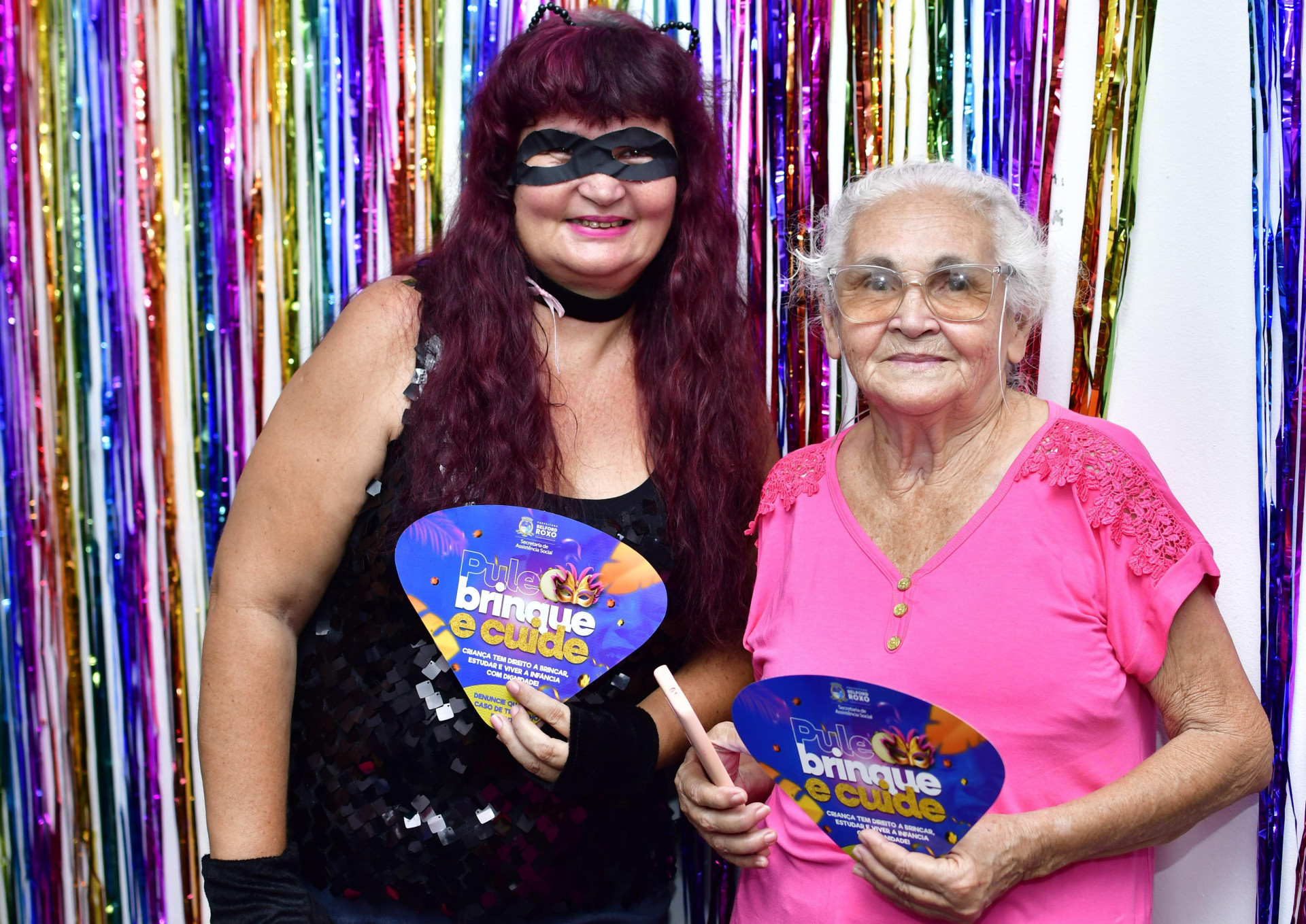 Sulamita Rodrigues Jorge da Silva improvisou uma fantasia de mulher gata para se divertir com a m&atilde;e, Josnia Rodrigues - Jeovani Campos / PMBR