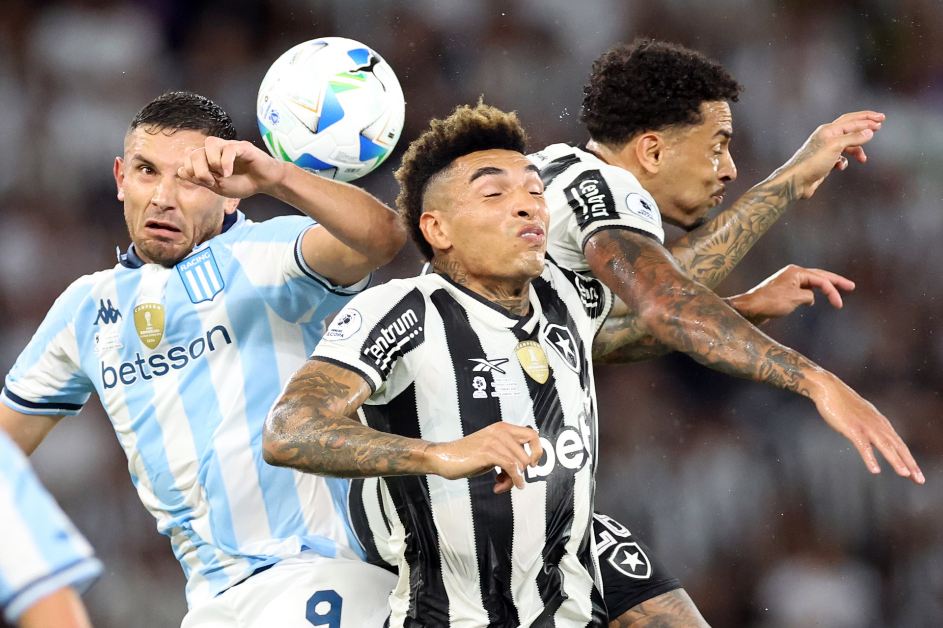 Igor Jesus e Gregore disputam a bola no alto - V&iacute;tor Silva/Botafogo