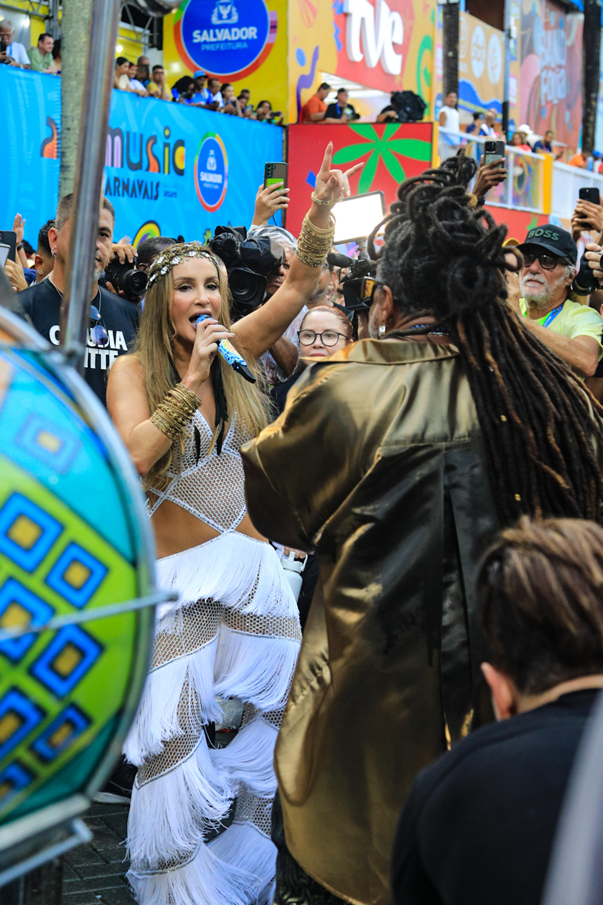 Claudia Leitte é recebida com vaias e aplausos durante participação no trio de Carlinhos Brown - Victor Chapetta - Agnews