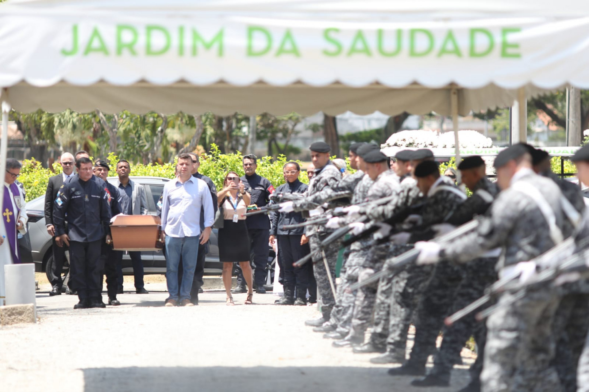 Familiares, amigos e colegas de farda se despedem do tenente-coronel Carlos Vidal Martin da Silva - Pedro Teixeira/Agência O Dia