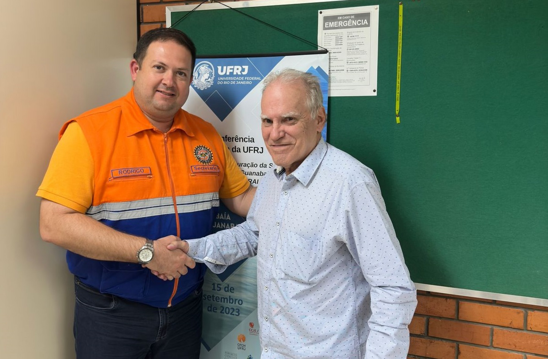 Secret&aacute;rio Drig&atilde;o e o professor Paulo Canedo formalizaram a parceria - Divulga&ccedil;&atilde;o/Defesa Civil de Meriti