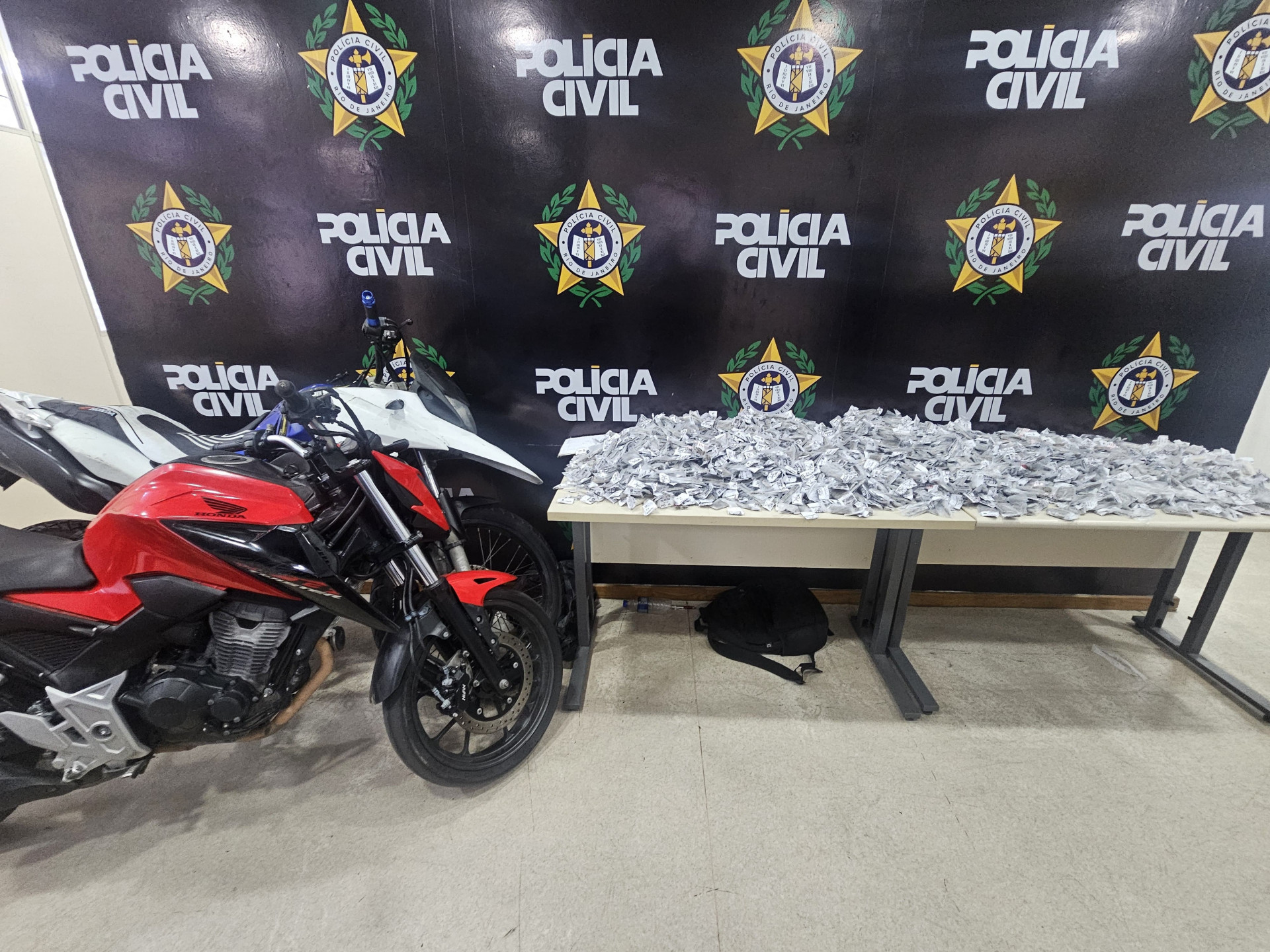 Motos e Drogas apreendidas na comunidade de Palmerinha, Belford Roxo - Divulgação / PCERJ