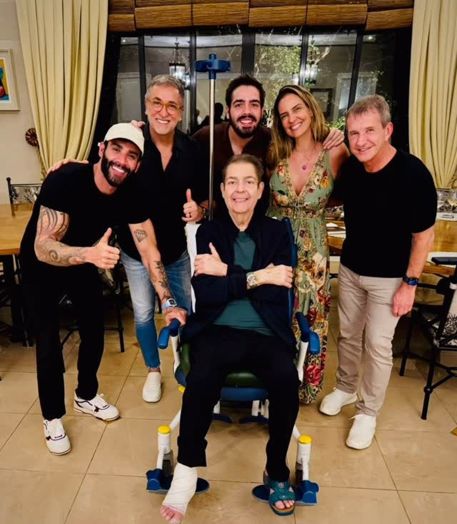 De cadeira de rodas e pé enfaixado, Faustão recebe Gusttavo Lima e amigos em jantar
- Reprodução / Instagram