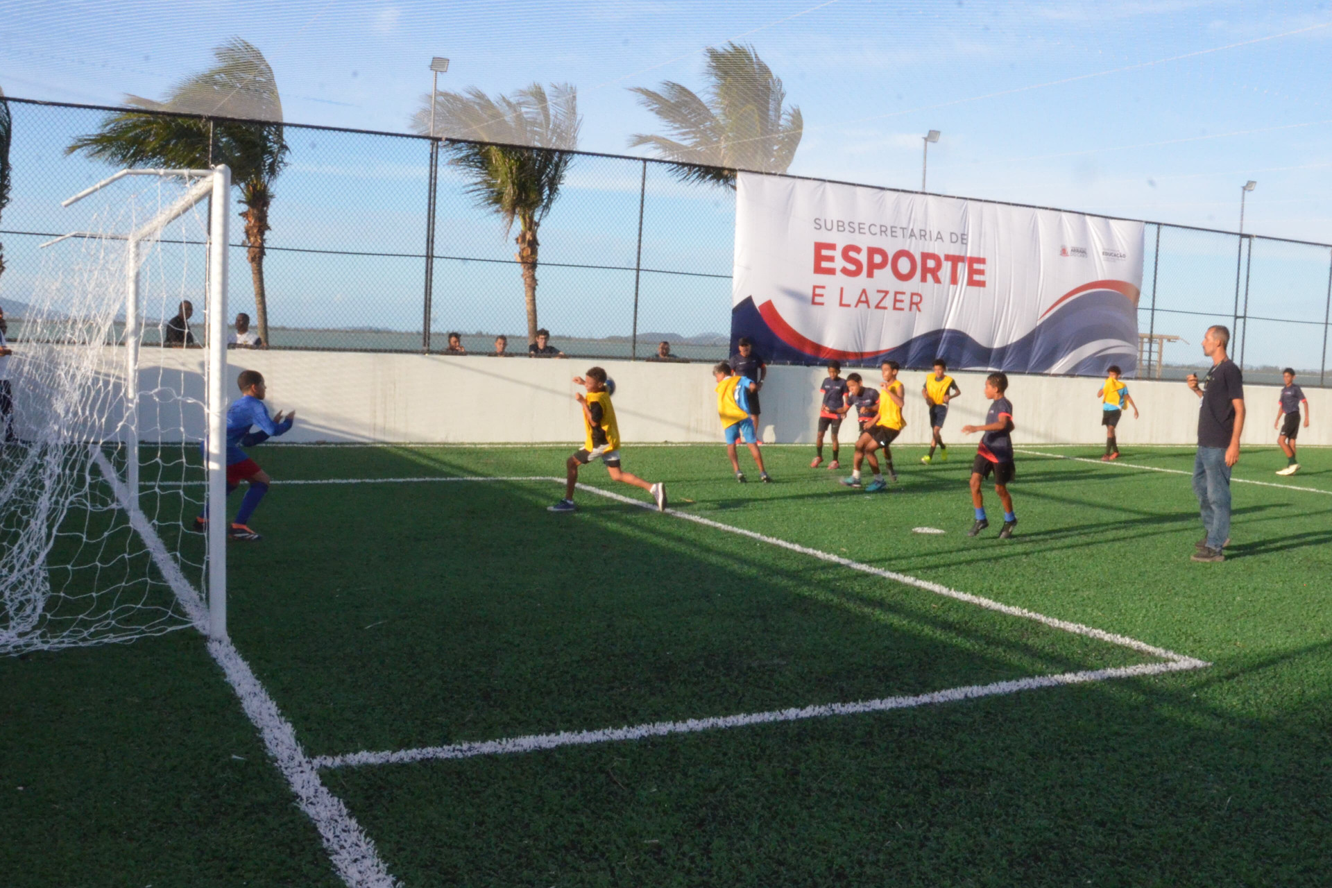 A nova praça conta com a reforma da quadra de futebol, vôlei e futevôlei - Divulgação/ ASCOM