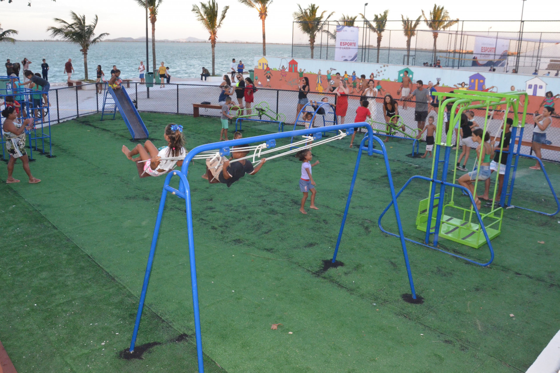 Foram instaladas novas estruturas, como um grande parque infantil, uma academia ao ar livre para idosos e quiosques dedicados a? gastronomia e ao artesanato local - Divulgação/ ASCOM