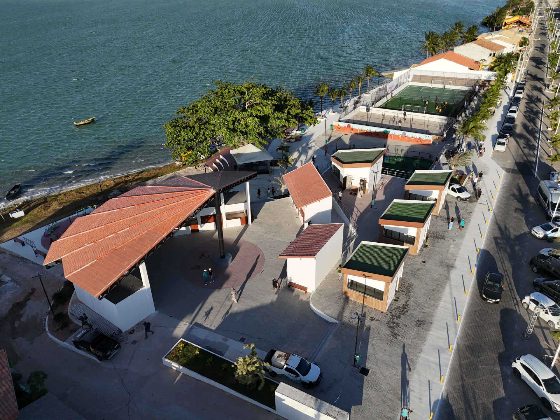 Foram instaladas novas estruturas, como um grande parque infantil, uma academia ao ar livre para idosos e quiosques dedicados a? gastronomia e ao artesanato local - Divulgação/ ASCOM