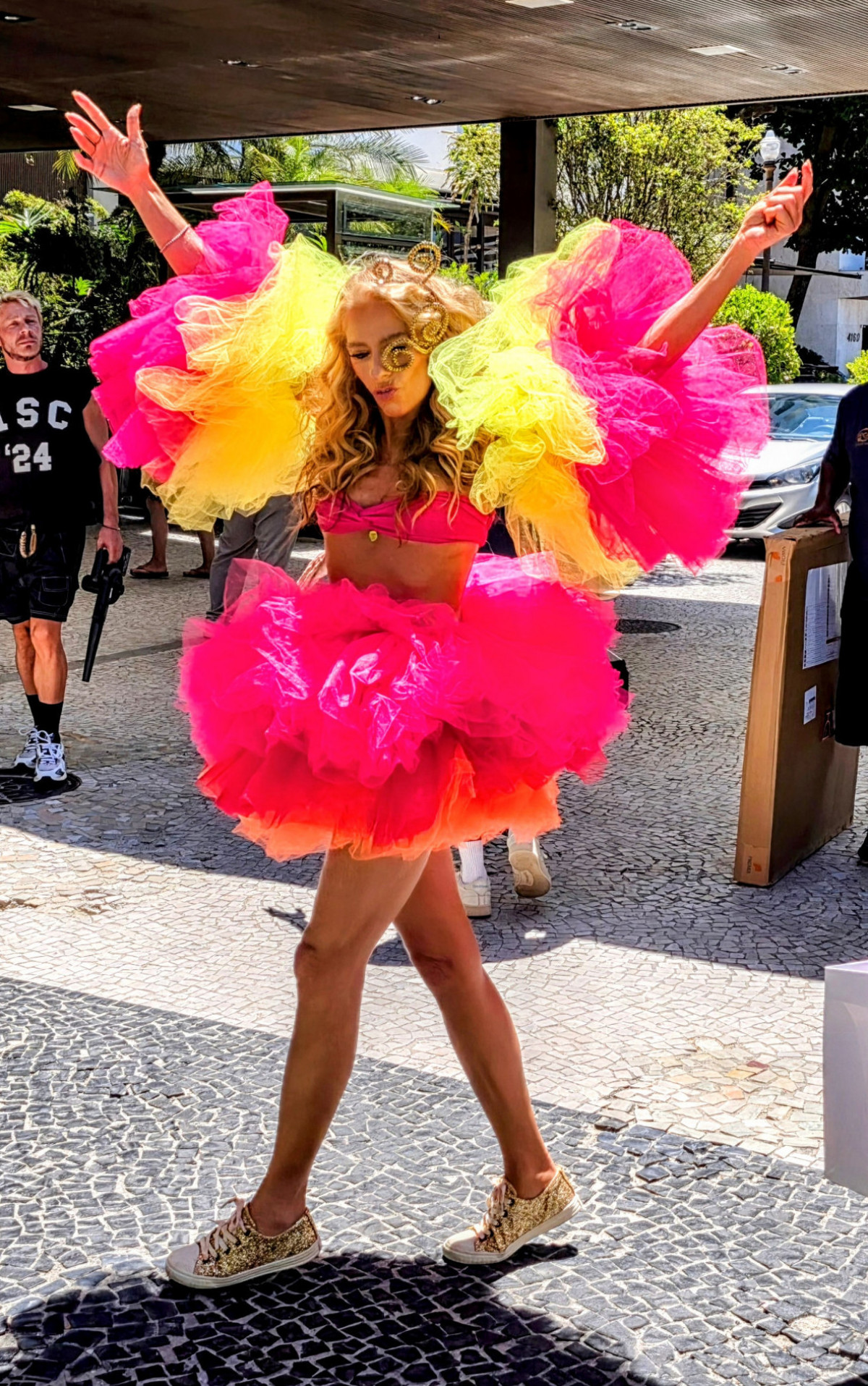 Adriane Galisteu faz ensaio fotográfico de Carnaval nas ruas do Rio

