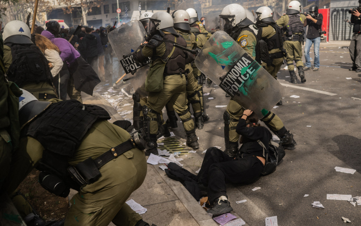 Pedras e coquetéis molotov foram atirados contra as forças de segurança, que responderam com gás lacrimogêneo - AFP