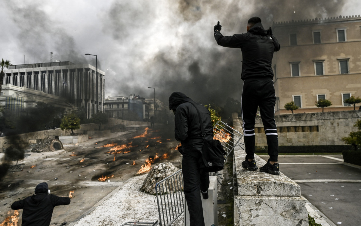 Pedras e coquetéis molotov foram atirados contra as forças de segurança, que responderam com gás lacrimogêneo - AFP