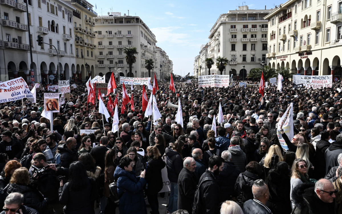 Pedras e coquetéis molotov foram atirados contra as forças de segurança, que responderam com gás lacrimogêneo - AFP