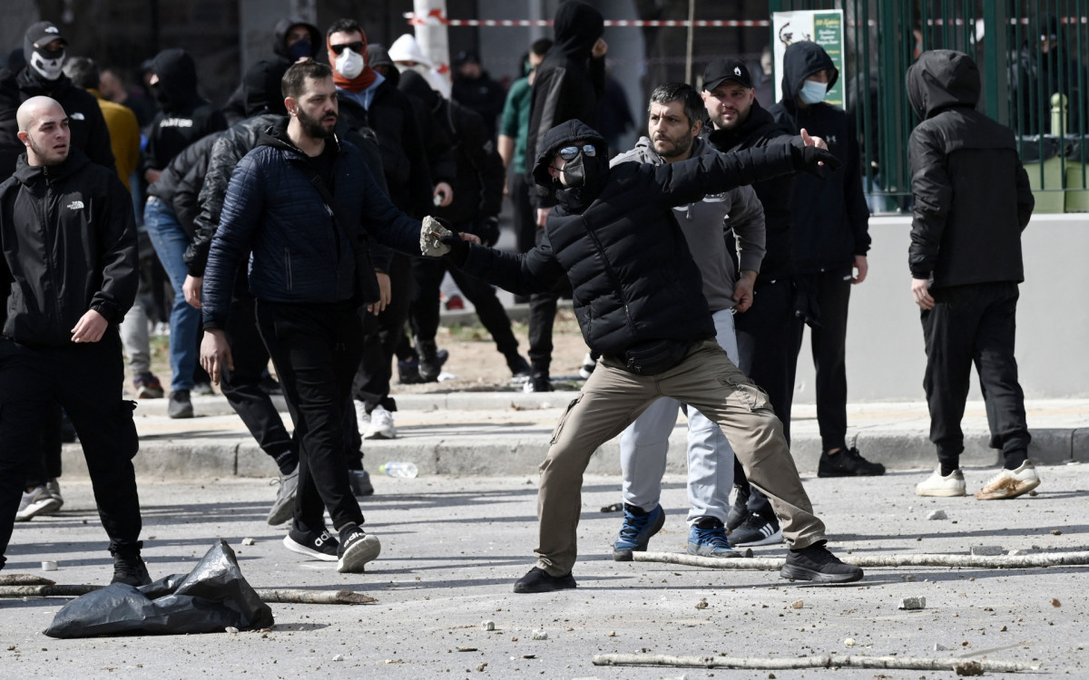Pedras e coquetéis molotov foram atirados contra as forças de segurança, que responderam com gás lacrimogêneo - AFP
