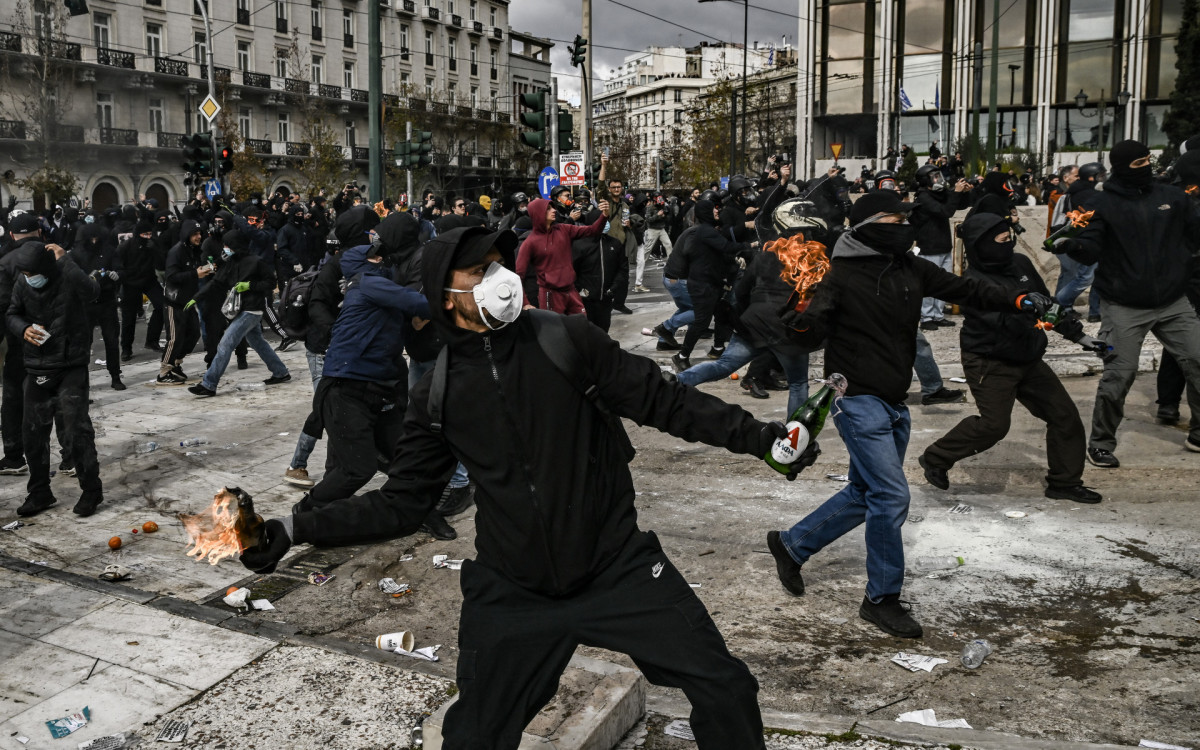 Pedras e coquetéis molotov foram atirados contra as forças de segurança, que responderam com gás lacrimogêneo - AFP