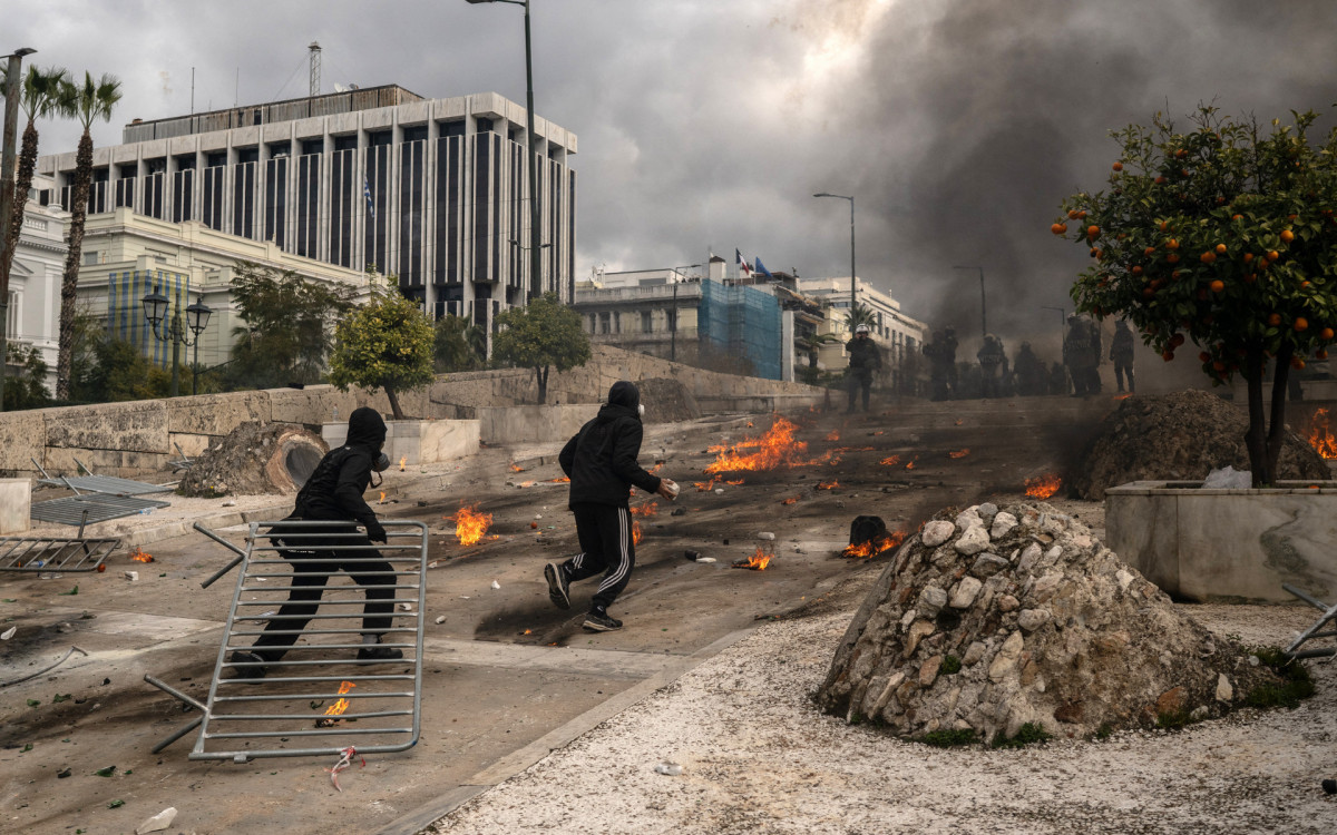 Pedras e coquetéis molotov foram atirados contra as forças de segurança, que responderam com gás lacrimogêneo - AFP
